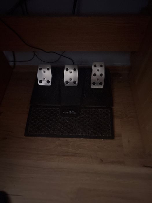 Vand volan gaming myria cu pedale si schimbator cu 6viteze 7cu rivers tot ce am facut duar lam testat si nu imi place  este ca nou