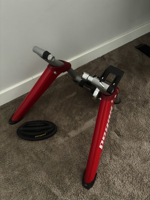 Home trainer magnetic Pegas M1, Cardio, pentru biciclete 26–29” – rosu