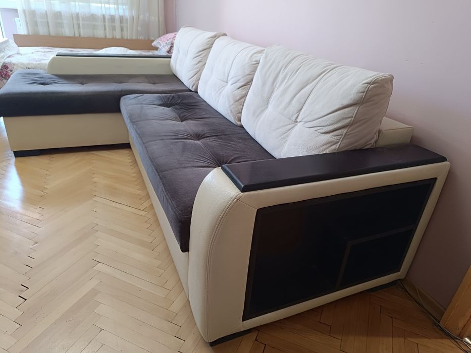 Запазен ъглов диван
