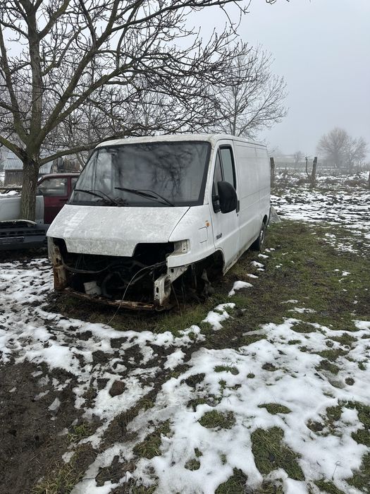 Dezmembrez  auto din poza