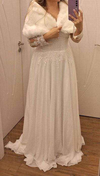 Сватбена рокля с дантелени ръкави и регулиращо се  закопчаване