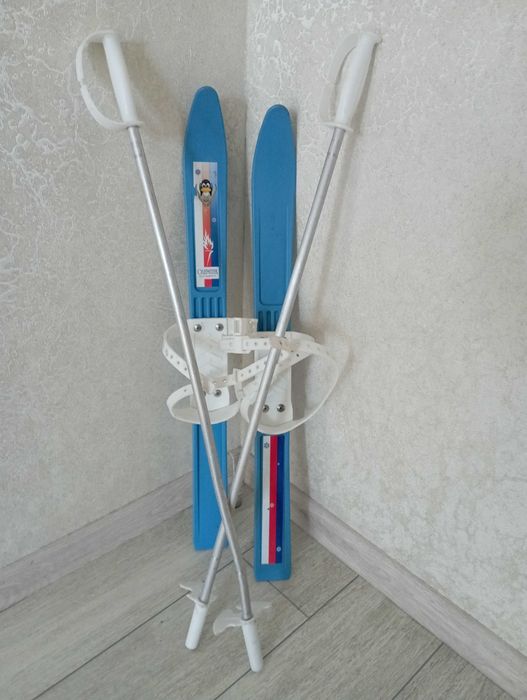 Детский велосипед и санки, лыжи