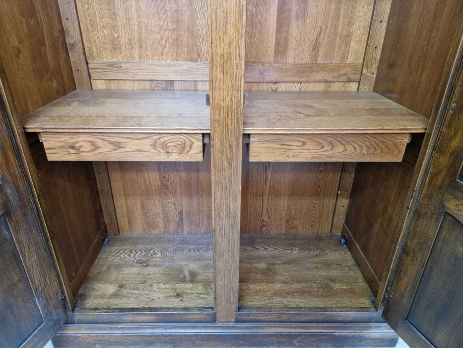 Двукрилен дъбов гардероб от пълен дъбов масив