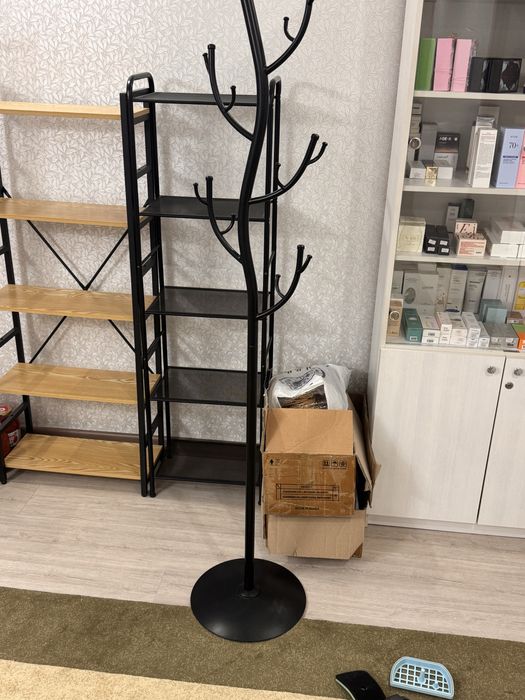 Полки и вешалка