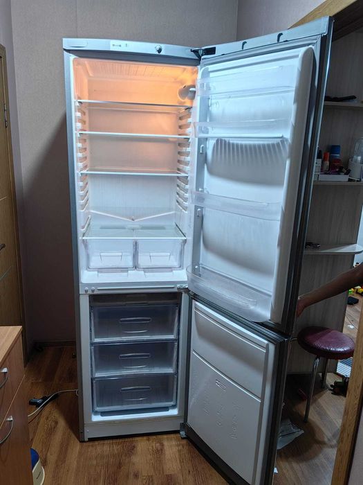Холодильник INDESIT в отличном состояние