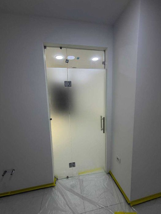 Дверь стеклянная