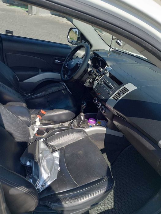 Mitsubishi Outlander 2.0 DiD, 4x4 selectibil, 7 locuri , 3900eur-neg