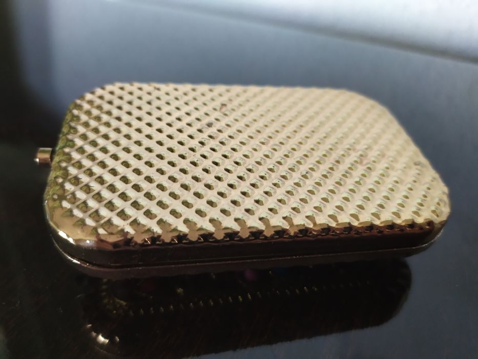 Зеркальце с двумя зеркалами.