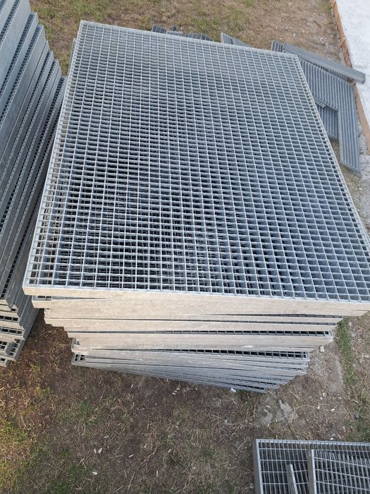 Trepte și grătare metalice galvanizate la diferite dimensiuni debitam