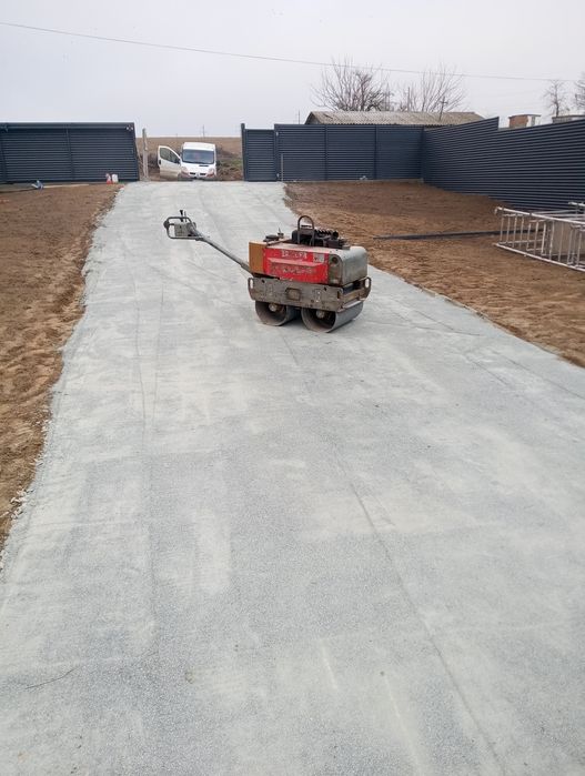 Cilindru compactor cu deservent fundații, case vile, alei pietonale pa