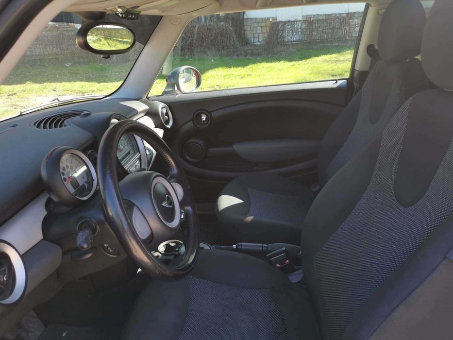MINI One 1.4i, 95 к.с. — червен с черни ленти, 132 000 км