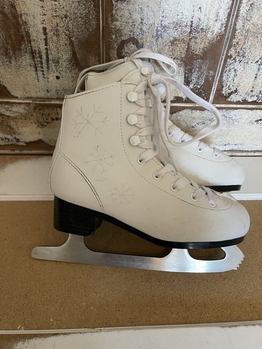 Кънки за лед подходящи за крак 31/32. Обувани 2 пъти , като нови!