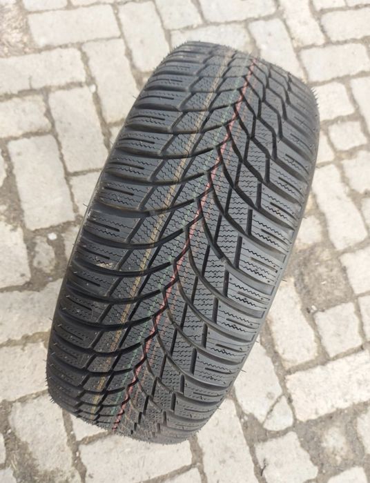 O bucată 215/45 R17 M+S iarnă - una Bridgestone Lassa