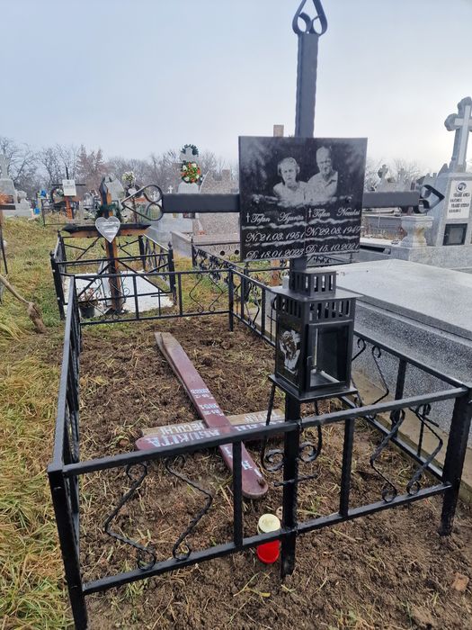 Fotogravura cimitir cruce  masa mormant felinar grilaj granit gard