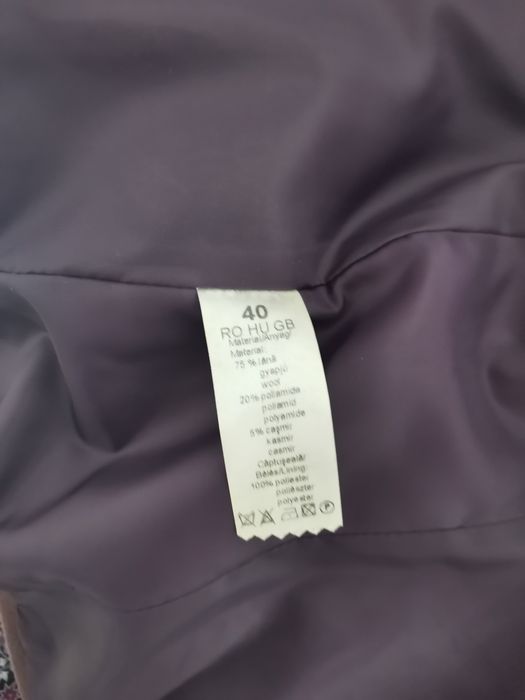 Vand palton scurt cu blana detasabila,arata impecabil purtat de 2 ori!