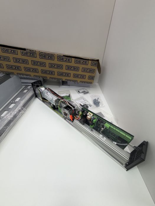 Sistem de actionare pentru usi batante cu 1 canat Slimdrive EMD Invers Nou