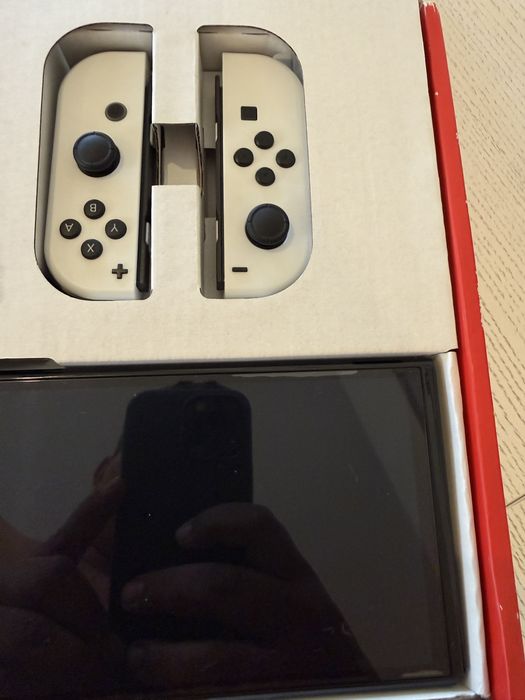 Nintendo Switch OLED + 4 jocuri + card 256GB – impecabilă