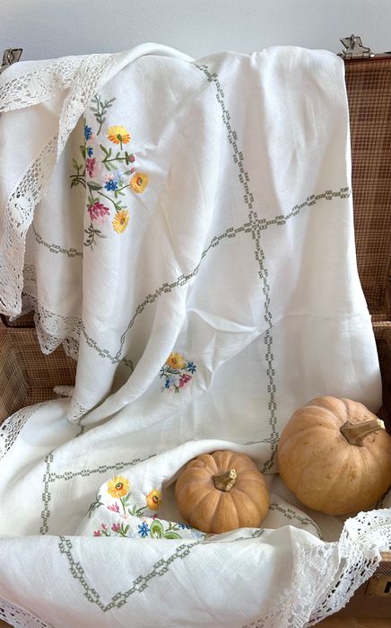 Красива покривка с нежна бродерия