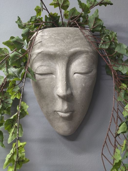 Кашпо из камня "Лицо"