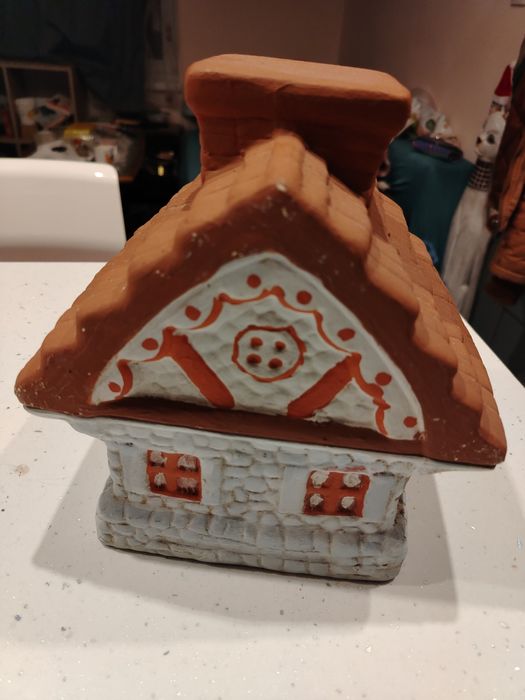 Коледна керамична къщичка ръчно боядисана / кутия за сладки /бисквити