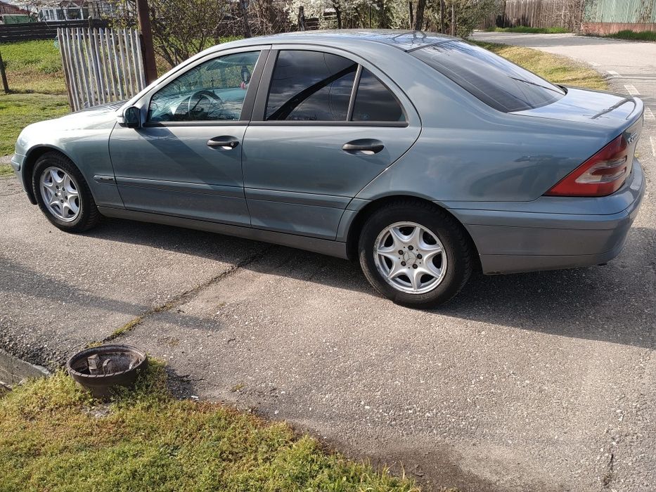 Vând Mercedes C200