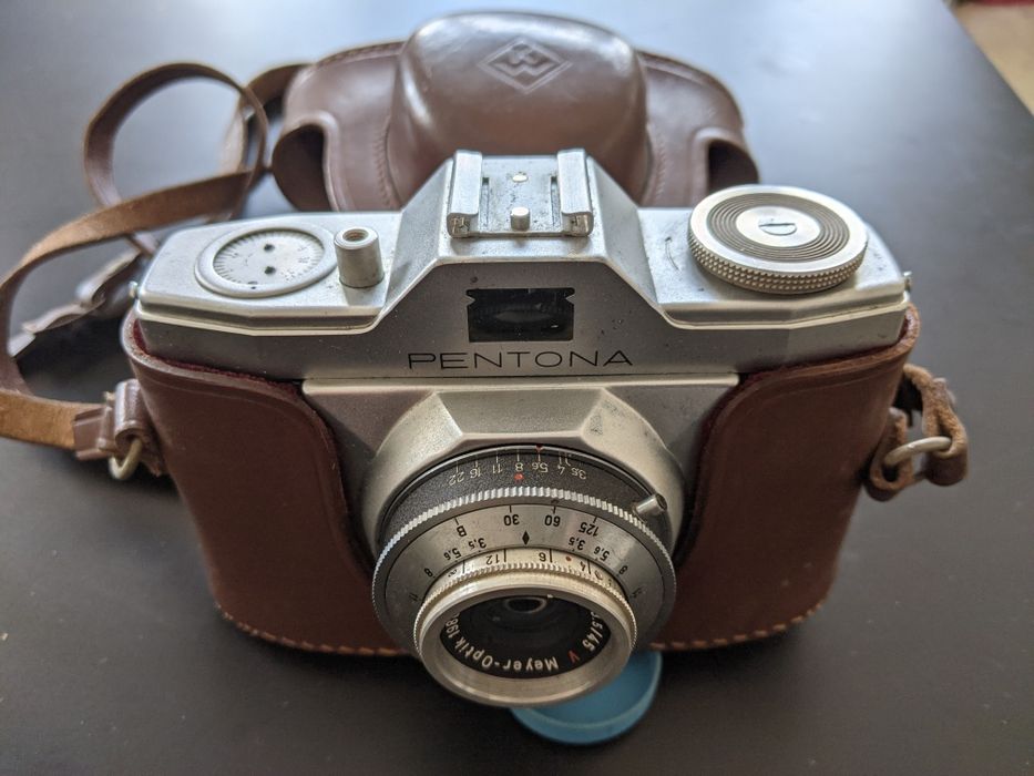 Ретро фотоапарат ПЕНТОНА. PENTONA с кожен калъф