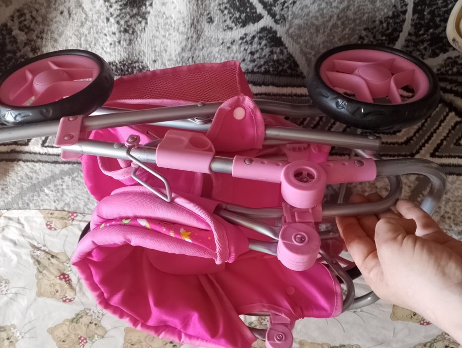 Детская коляска с куклой