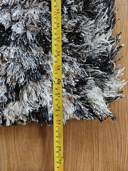 Covor alb-negru pufos