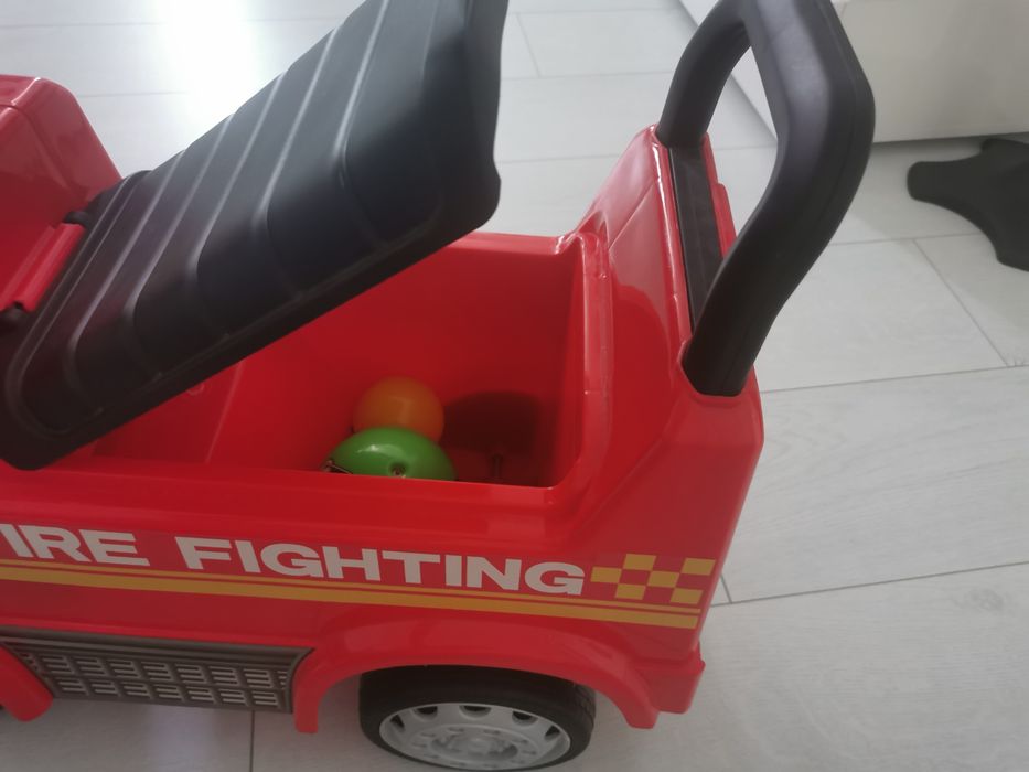 Mașina  pompieri cu lumini și sunete