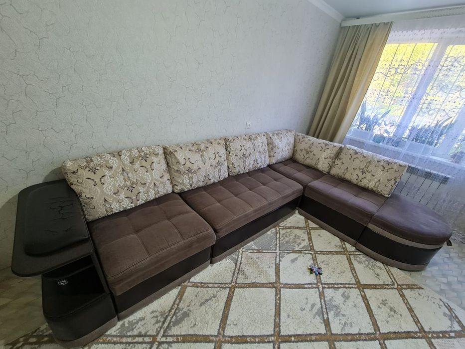 Б/у диван для гостиной