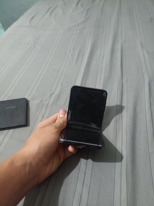 Продам Самсунг ZeT Flip 4