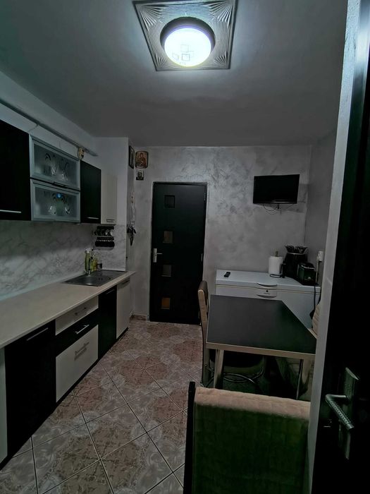 Apartament de vanzare , cu spatiu pentru depozitare la parter , situat la etajul 4 , 3 camere decomandate , spatios ,luminos cu vedere pe doua zone