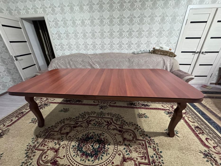 Продается овальный стол для зала из дерево.