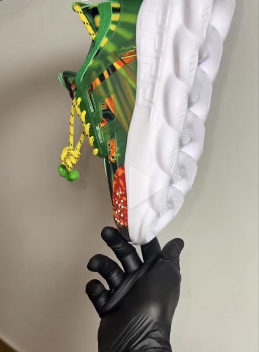 Versace chain reaction