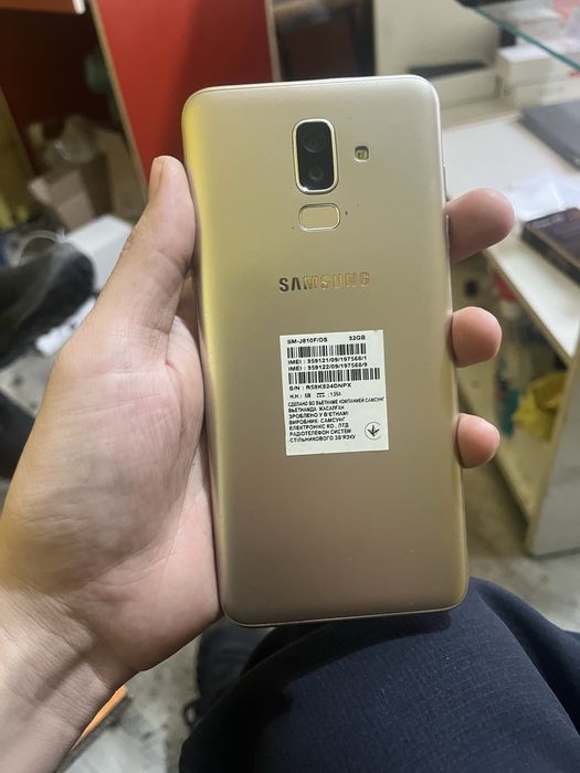 Продам отличный телефон samsung j8 gold