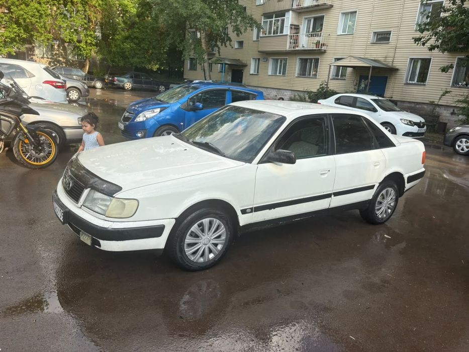 Машина ауди 100 в хорошем состоянии