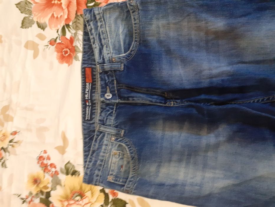 Vand lot 3 perechi de blugi Armani și Tommy