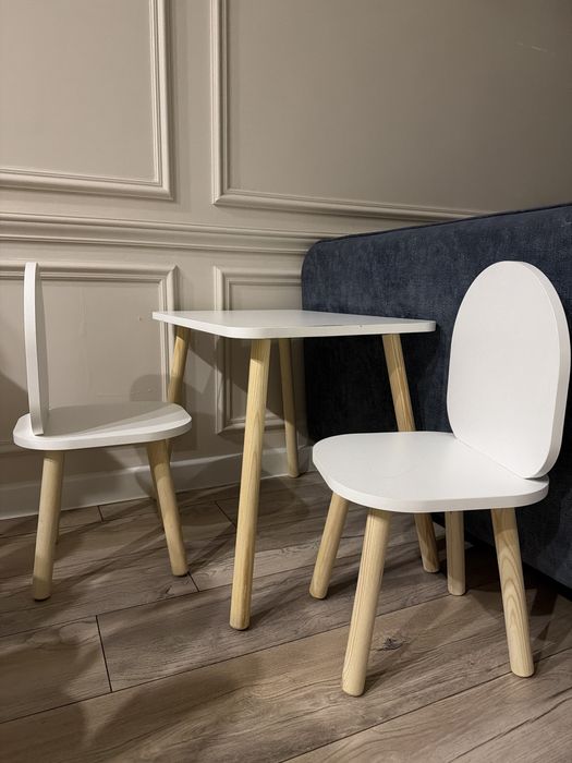 Детский стол с двумя стульями