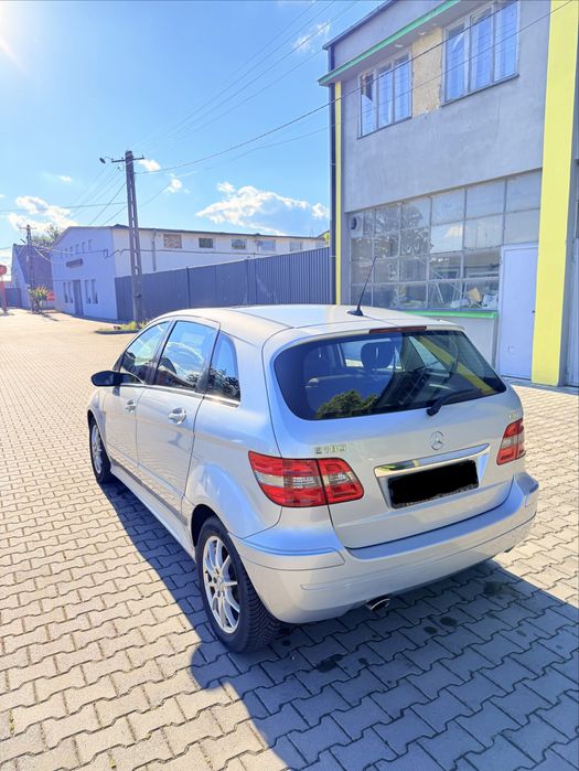 Mercedes-Benz B180