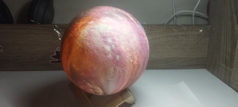 Ночник в виде планеты с пультом