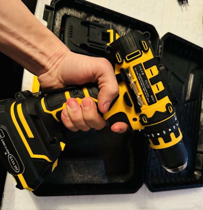 Продам  идеальный шруповерт оригинал ударник с противоудорном кейсе!