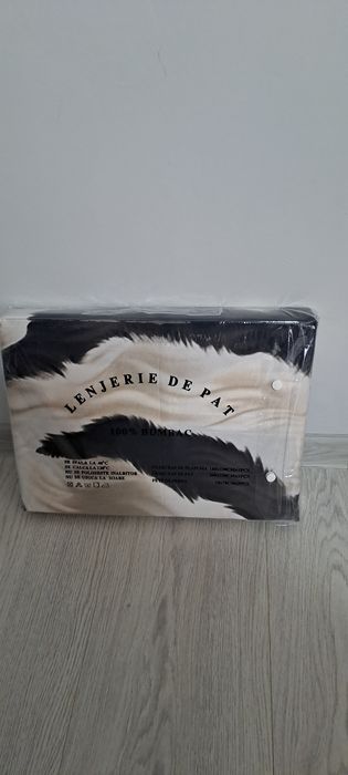 Vând lenjerie pat dublu