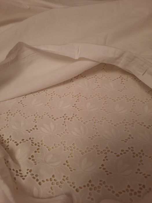 Fata de perna alba din bumbac cu broderie sparta.