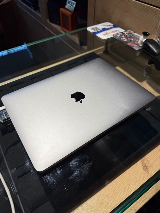 MacBook Pro 13-inch touch bar IntelCore i5 128 RAM 256GB