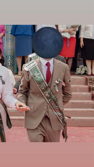 Бежевый костюм тройка