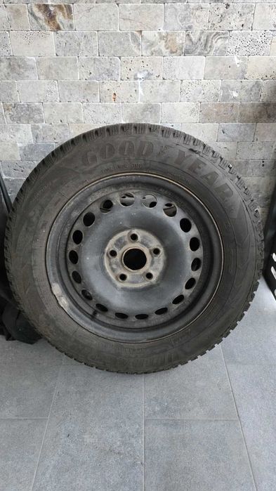 4x Anvelope de iarna Goodyear 195/65R15 91T + jante otel