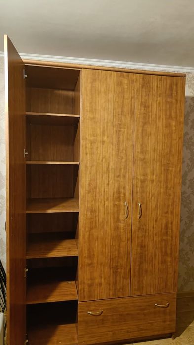 Трехдверный шкаф