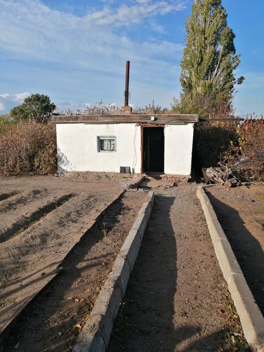 Дача на берегу соленого озера