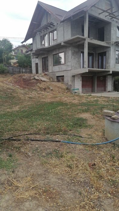 Casa de vânzare cu garaj parter și etaj 500 MP teren
