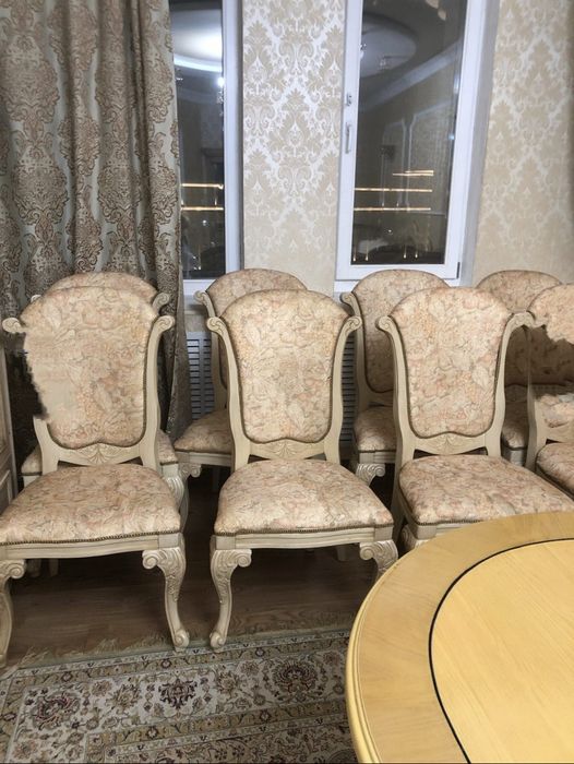 Продам шикарную мебель стол со стульями!